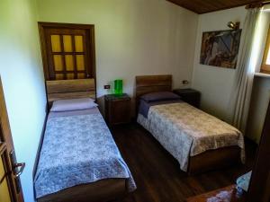 una camera con due letti e una finestra di Residenza Maestà del Picchio-Il Cielo a Nocera Umbra