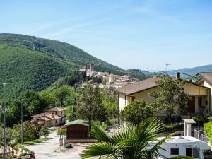 vista su una città con montagna di Residenza Maestà del Picchio-Il Cielo a Nocera Umbra