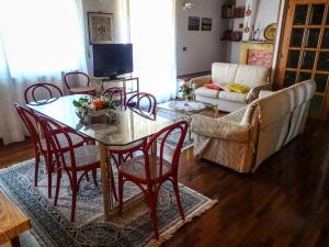 諾切勞恩布拉的住宿－Residenza Maestà del Picchio-Il Cielo，客厅配有桌椅和沙发
