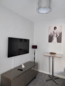 曼徹斯特的住宿－havilahomes，客厅配有电视和桌子