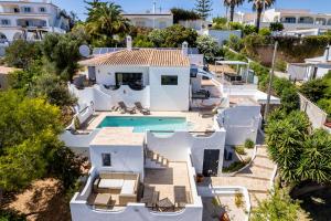 eine Luftansicht eines Hauses mit Pool in der Unterkunft CoolHouses Algarve, Luz, 3 Bed villa, 1 bed studio, heated pool & jacuzzi, sea views, Casa Pequena in Luz