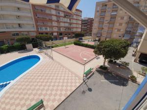 Una cancha de baloncesto y un aro de baloncesto en un edificio en Mediterraneo, en Santa Pola