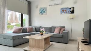 Μια τηλεόραση ή/και κέντρο ψυχαγωγίας στο Merab Holidays Villas - K13