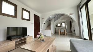 Μια τηλεόραση ή/και κέντρο ψυχαγωγίας στο Merab Holidays Villas - K13