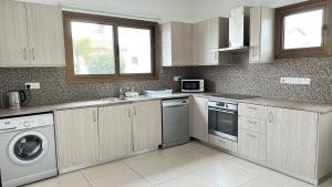 Η κουζίνα ή μικρή κουζίνα στο Merab Holidays Villas - K13 +7 φωτογραφίες