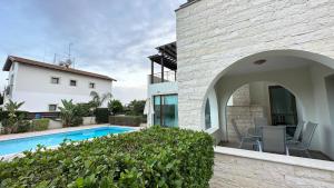 Πισίνα στο ή κοντά στο Merab Holidays Villas - K13