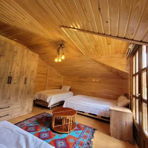 Zimmer mit 2 Betten und einem Tisch in der Unterkunft Selin Yaşam Evi in Artvin