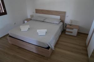 una camera da letto con un letto e due asciugamani di le casette ad Aradeo
