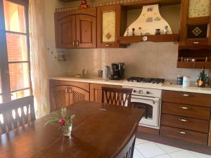 kuchnia z drewnianym stołem i kuchenką w obiekcie Appartamento Valdichiana w mieście Bettolle