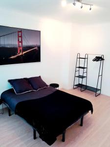 a bedroom with a bed with a picture of the golden gate bridge at Eden in Créhange