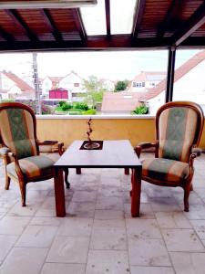dwa krzesła i stolik kawowy na patio w obiekcie Eden w mieście Créhange