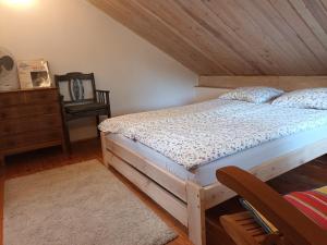 ein Schlafzimmer mit einem Bett und einer Holzdecke in der Unterkunft Dom Jura Krakowsko- Częstochowska in Siedlec