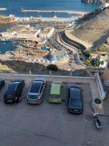 un groupe de voitures garées sur un parking dans l'établissement Almarsa1, à Al Hoceïma