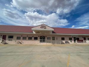 un parcheggio vuoto di fronte a un edificio di Hotel 191 - Moab a Moab