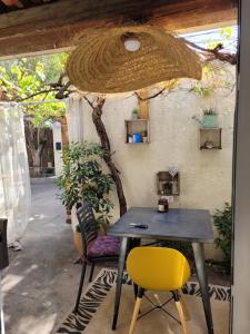 una mesa y dos sillas en una habitación en Studio Cosy" La Cigale", en Fréjus