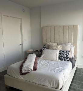 Un dormitorio con una cama grande con almohadas. en HUGE 2bedroom condo, en Glendale