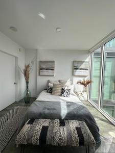 1 dormitorio con cama grande y ventana grande en HUGE 2bedroom condo, en Glendale