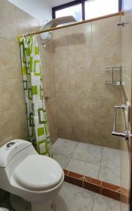łazienka z toaletą i prysznicem w obiekcie Casa D'Lucas w mieście Puerto Baquerizo Moreno