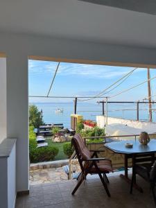 d'un balcon avec une table et une vue sur l'océan. dans l'établissement Ελένη, à Megalochori