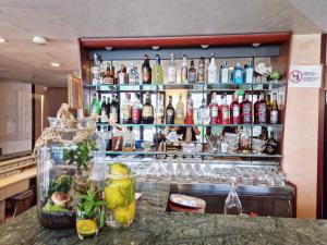 un bar con muchas botellas y vasos en Hotel Bel Sogno, en Rímini