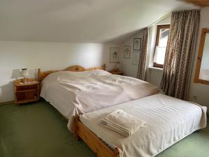1 dormitorio con 2 camas individuales y ventana en Oberaudorf-Kaiserblick en Oberaudorf