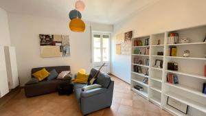 uma sala de estar com um sofá e prateleiras de livros em Casa Vacanze Garbatella em Roma