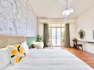 a bedroom with a bed and a living room at 永安101 Wing on x 附陽台 in Taitung City