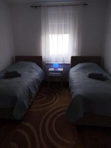 um quarto com 2 camas individuais e uma janela em Noa em Ledine