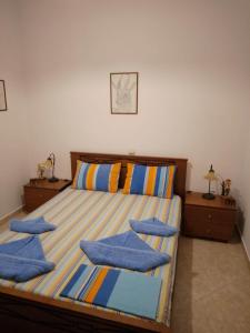 Кровать или кровати в номере Votsi Seaview