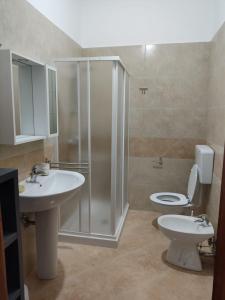 La salle de bains est pourvue d'une douche, de toilettes et d'un lavabo. dans l'établissement "Babbo" Nicola, à Salve