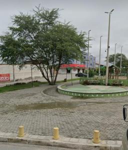 um parque com uma árvore no meio de uma rua em Casa Confortável em Caruaru