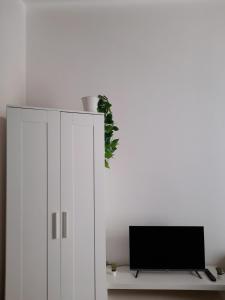 Biała szafka z telewizorem na górze w obiekcie Sant'Oliva28 w mieście Palermo