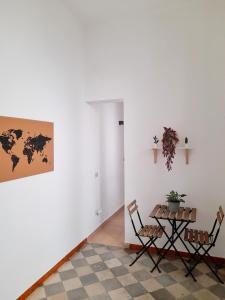 um quarto com uma mesa e cadeiras e um mapa na parede em Sant'Oliva28 em Palermo