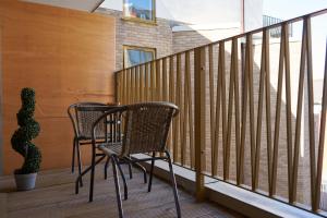 2 stoelen en een tafel op een balkon bij Luxury Stylish 2 Beds / 2 Baths in Londen