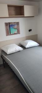 Duas almofadas sentadas numa cama num quarto em La Carabasse em Vias