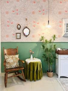 a room with a table and a chair and a mirror at 永安101 Wing on x 附陽台 in Taitung City