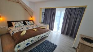 een slaapkamer met een bed en een groot raam bij Pomiculturii Residence 7 in Timişoara