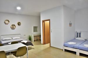 Postel nebo postele na pokoji v ubytování Telhinis Hotel & Apartments
