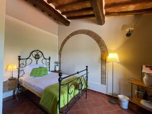 um quarto com uma cama e uma arcada em Podere I Sorbi, Spacious Tuscan Villa, Lajatico, Nr Pisa em Molino Mazzetti