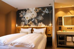 Säng eller sängar i ett rum på Boutiquehotel Burg Adenbach & Alter Weinbau