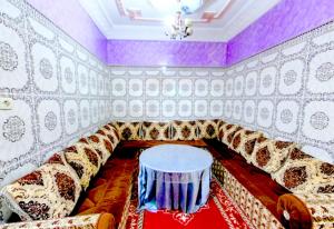 Habitación con sofá y mesa. en ADAM 2, en Dakhla