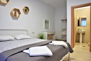 Postel nebo postele na pokoji v ubytování Telhinis Hotel & Apartments