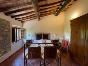 TV a/nebo společenská místnost v ubytování Podere I Sorbi, Spacious Tuscan Villa, Lajatico, Nr Pisa
