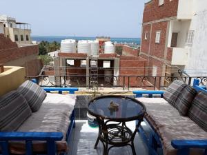 eine Terrasse mit einem Tisch und Stühlen auf dem Balkon in der Unterkunft Mama Africa in Hurghada
