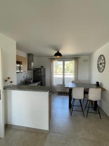 a kitchen with a table and chairs in a room at Le Lourmarinois in Lourmarin