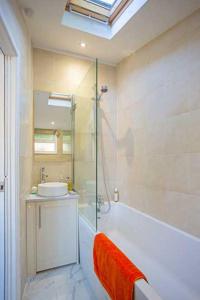 Koupelna v ubytování Relax with the whole family at the cosy cottage - Business rates available please enquire + 28 fotografií