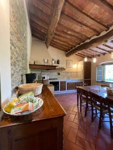 Kuchyň nebo kuchyňský kout v ubytování Podere I Sorbi, Spacious Tuscan Villa, Lajatico, Nr Pisa