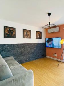 een woonkamer met een bank en een flatscreen-tv bij Lisandrina in Ajaccio