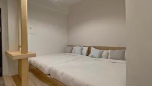 A bed or beds in a room at See U Tainan Apartment