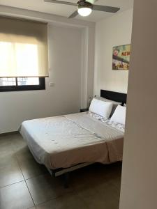 sypialnia z łóżkiem i wentylatorem sufitowym w obiekcie PLAYA ALMENARA ATICO DUPLEX VISTAS AL MAR Y MONTAÑA WIFI,PISCINA a w mieście Almenara +37 zdjęć